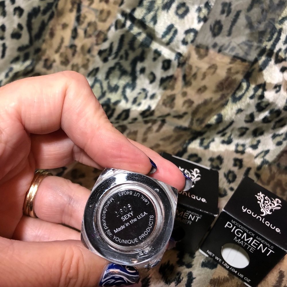 Sexy Younique Mineral pigment eyeshadow - Picture 4 of 7